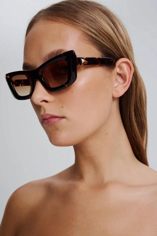 Eyewear ST ANGULAR CAT SUNGLASSES TORTSHELL 8211 Scanlan Theodore Women