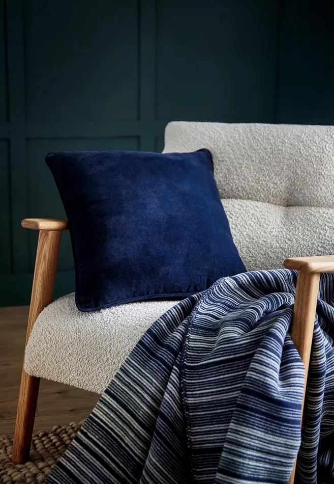 Home Accessories Living FYNCHHATTON Amani Velvet Pillow With Plain colored Piping Midnight Blue