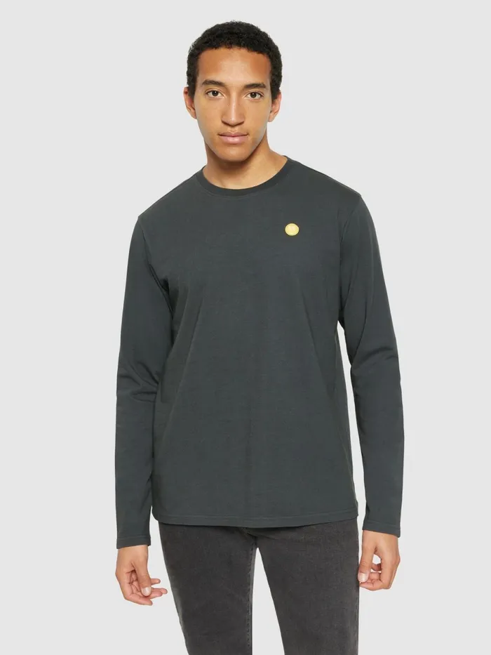 KnowledgeCotton Apparel Long Sleeves Badge Long Sleeve Phantom 8211 Men KnowledgeCotton Apparel Long Sleeves Badge Long Sleeve Phantom 8211 Men