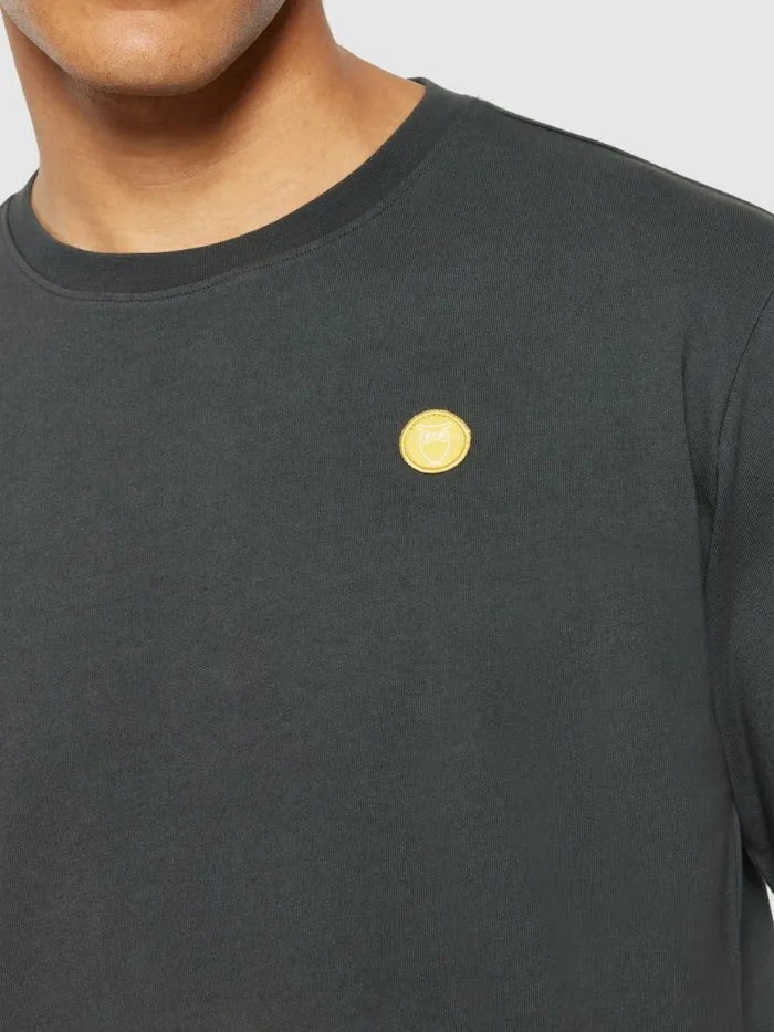 KnowledgeCotton Apparel Long Sleeves Badge Long Sleeve Phantom 8211 Men KnowledgeCotton Apparel Long Sleeves Badge Long Sleeve Phantom 8211 Men