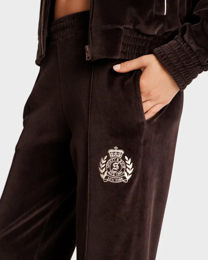 Sporty and Rich Sweatpants Men NY Crest Velour Track Pant 8211 ChocolateCream