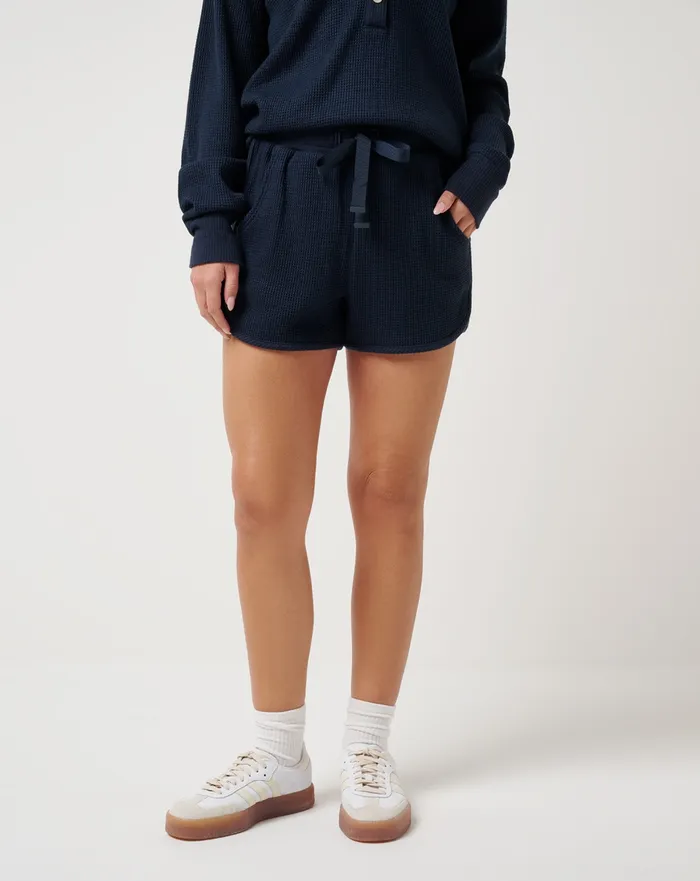 Women Shorts TravisMathew LONG WEEKEND SHORT Navy Blazer