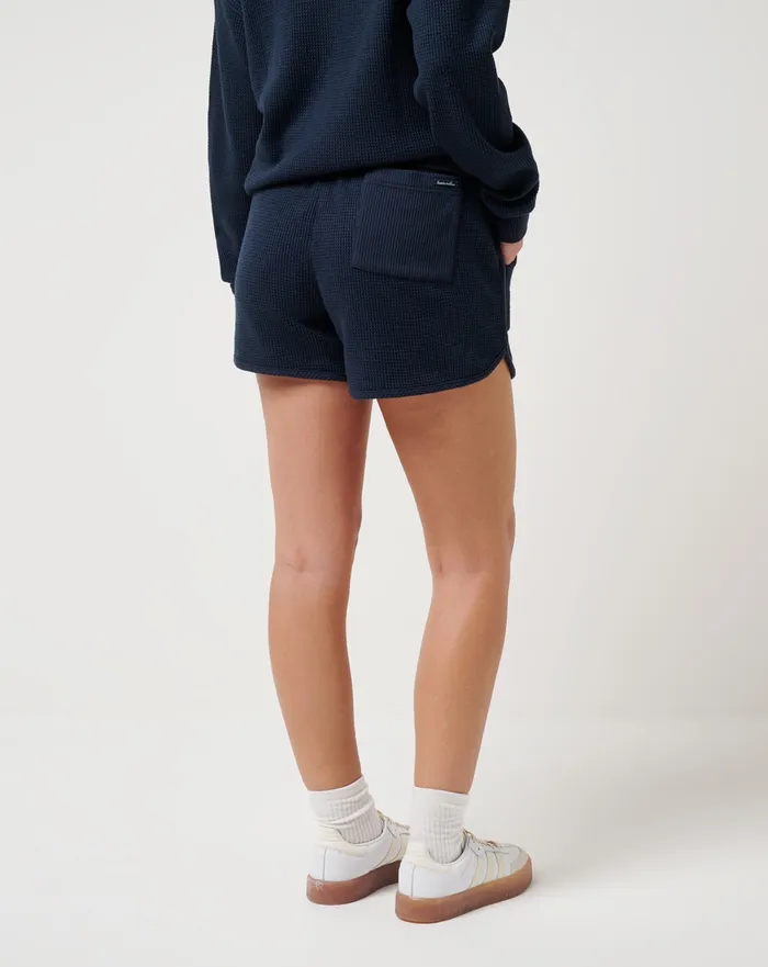 Women Shorts TravisMathew LONG WEEKEND SHORT Navy Blazer